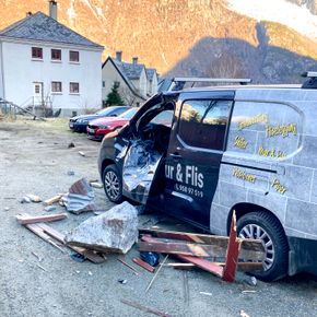 En bil ble ødelagt i steinraset som rammet Tyssedal torsdag morgen.
