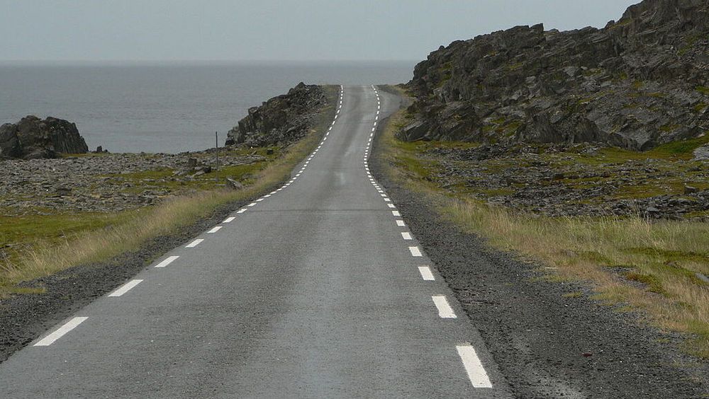Fylkesvei 8100 er en smal men vakker strekning ut til Hamningberg, helt øst på Varangerhalvøya.