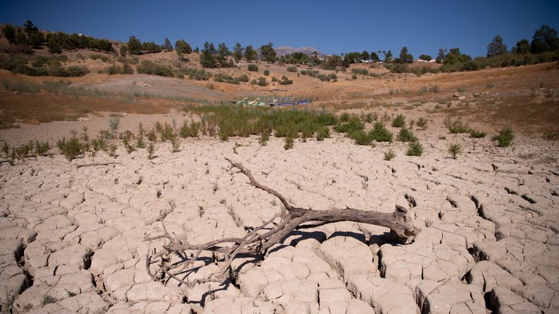 Dette er fra fjorårets tørkesommer i Spania og viser det tørkerammede vannreservoaret La Vinuela nær Malaga.