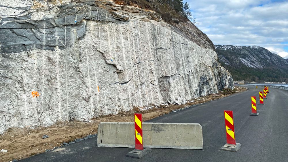 Statens vegvesen har oppdaget bevegelser i et fjellparti langs riksvei 41 ved Mjågeto og derfor stengt veien. Nå skal bevegelsen i fjellet undersøkes grundig.