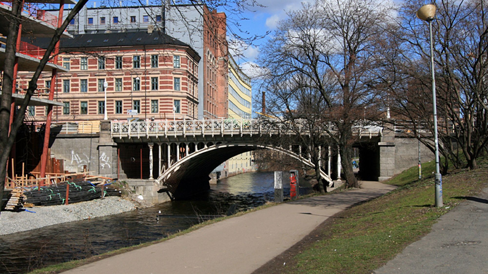 Vakre Hausmanns bro ble bygget i 1892 og utvidet til dobbel bredde i 1982. Den nye brua er utført i tilsvarende stil som den opprinnelige, bl.a. med kopier av originale detaljer i støpejernskonstruksjonen, og det gamle rekkverket ble beholdt.