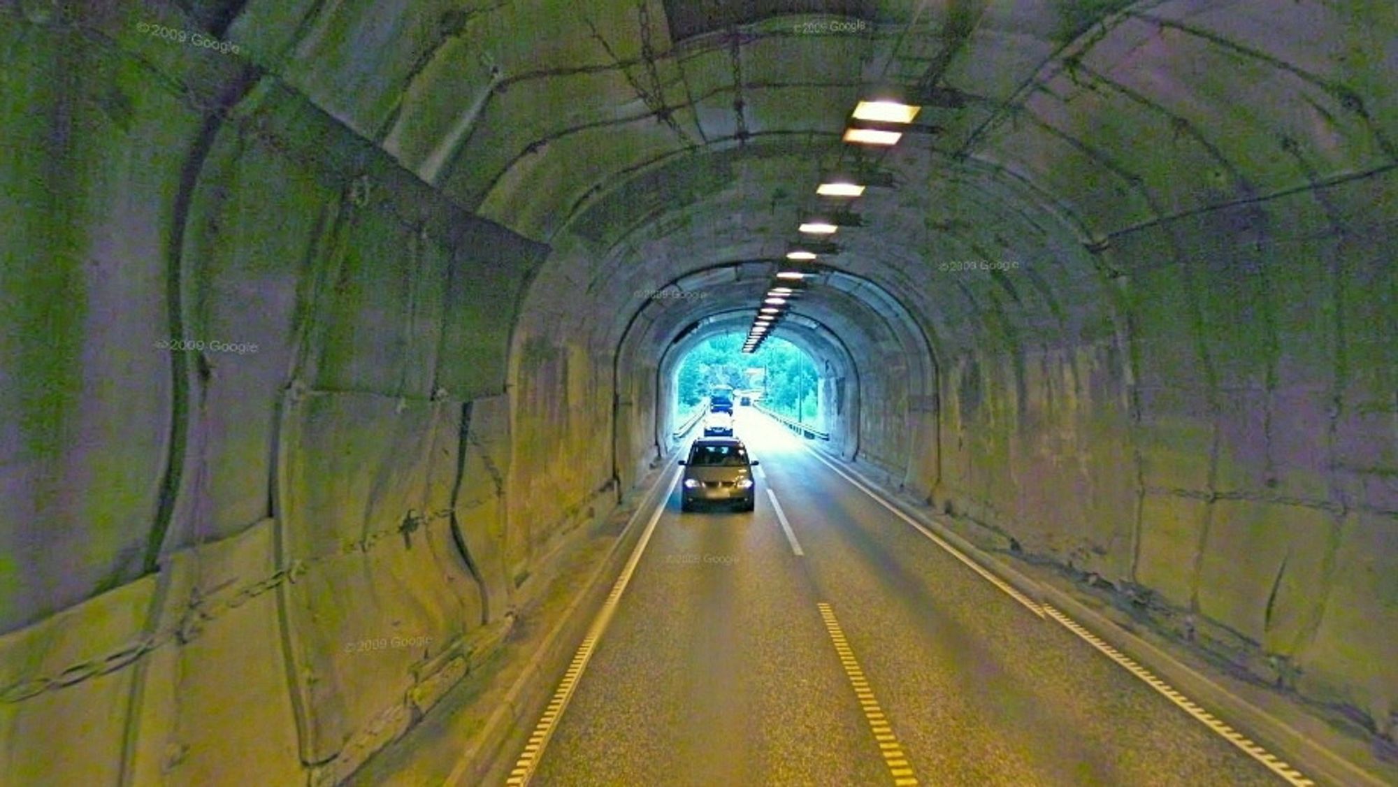 Fortsatt er det rundt 200 av riksveitunnelene som fortsatt har åpent PE-skum på tunnelveggene.
