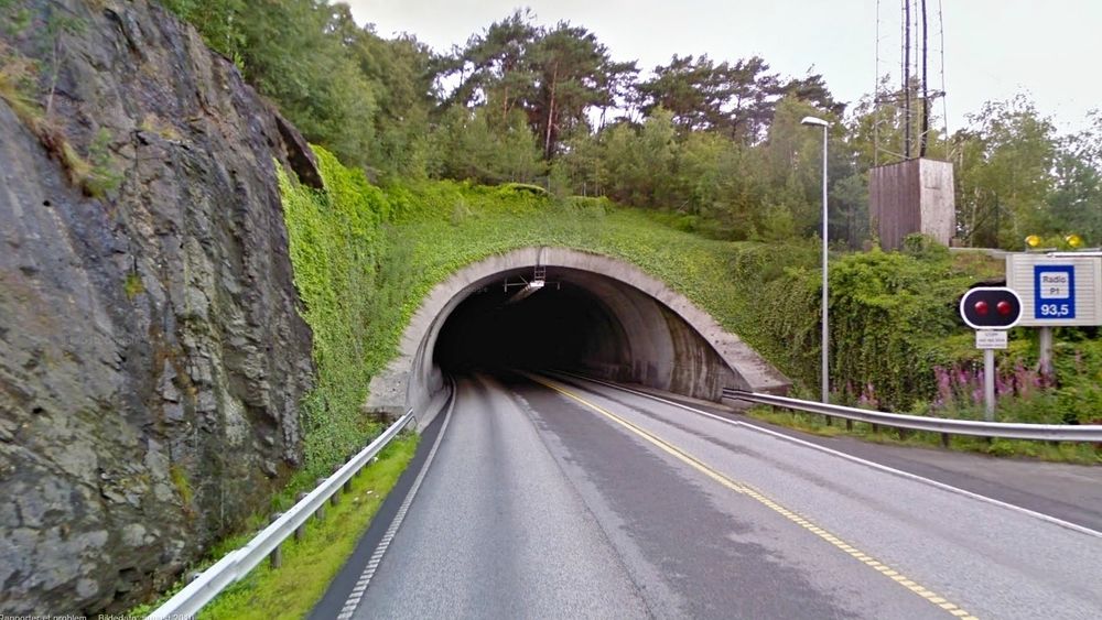 I Rennfast-sambandet ligger Byfjordtunnelen på 5875 meter. Den åpnet i 1991, og var da verdens lengste undersjøiske tunnel. ÅDT er nærmere 10.800. 