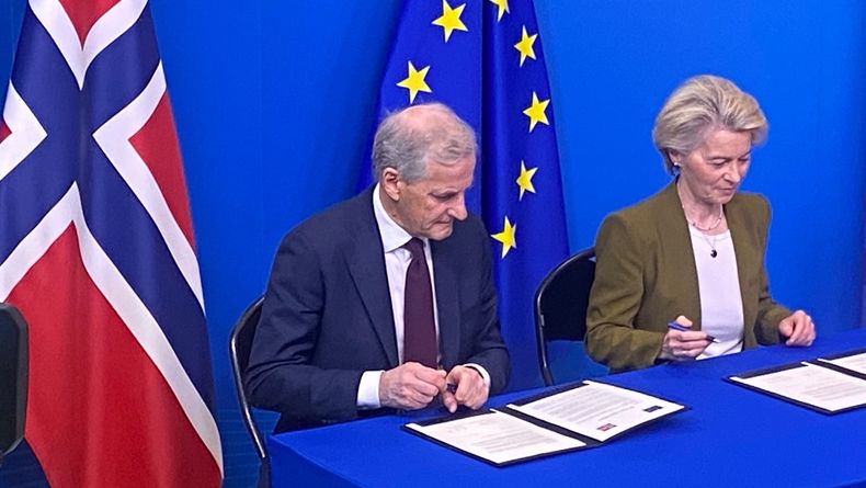 Statsminister Jonas Gahr Støre og EU-kommisjonens president Ursula von der Leyen undertegnet i april avtalen om den grønne alliansen. 