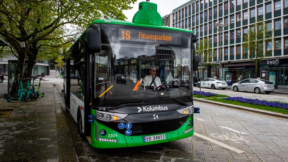 En selvkjørende buss i Stavanger. Nå blir denne – og all annen kollektivtrafikk i byen – gratis.