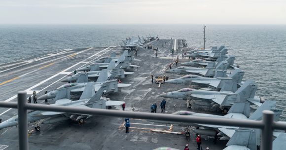 Flydekket til verdens største krigsskip, det amerikanske hangarskipet USS Gerald R. Ford, i Nordsjøen utenfor Danmark mandag.