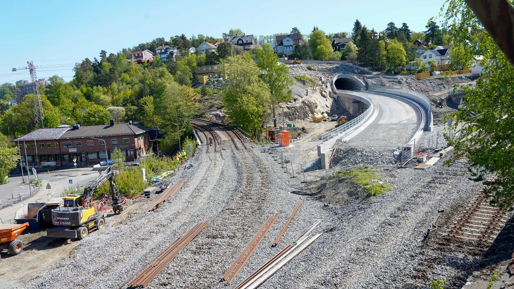  På det meste vil 55.000 reisende på østkanten miste T-banetilbudet fra og med 18. mai. To T-banestrekninger blir stengt i over 3,5 måneder fordi T-banen skal flyttes til en ny tunnel mellom Brynseng og Hellerud. 