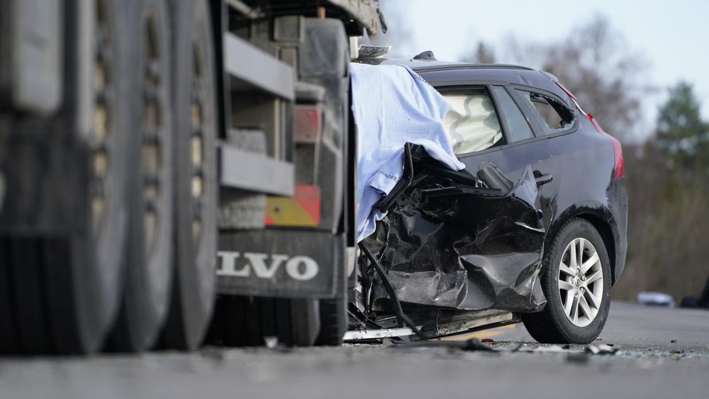 Illustrasjonsbilde: Tre personer omkom etter en frontkollisjon mellom en lastebil og personbil på fylkesvei 24 mellom Stange og Nord-Odal i slutten av april.