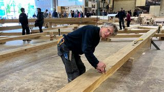 Taket på Notre-Dame skal gjenreises. Peter Henrikson fra Minnesota er en av få utenlandske snekkere som deltar i arbeidet.