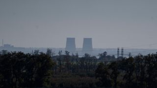 Atomkraftverket i Zaporizjzja i Ukraina kan ses på flere kilometers avstand.