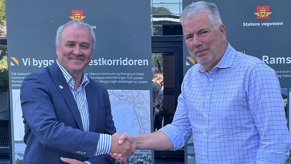 Anders Geirstad (tv.) i Skanska Norge og Ove Myrvåg, ass. vegdirektør, signerte kontrakten for bygging av Fornebukrysset-Strand.