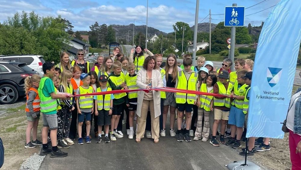 Ordfører Hilde Enstad i Kvinnherad klipte snora sammen med engasjerte skoleelever.