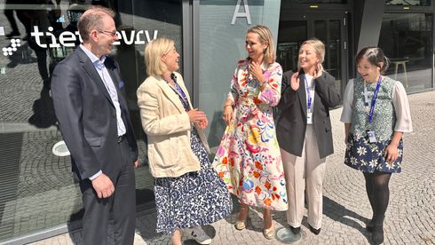 Kåre Nygård og Evi Seljevoll i Tietoevry sammen med Linda Hofstad Helleland (H) og nyansatte Marita Ødegård og Trang Luong som har endret karriere. 