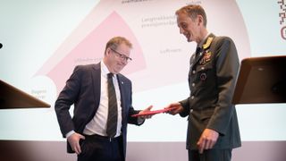 Forsvarsminister Bjørn Arild Gram mottar nye fagmilitære råd for Forsvarssjefen, general Eirik Kristoffersen.