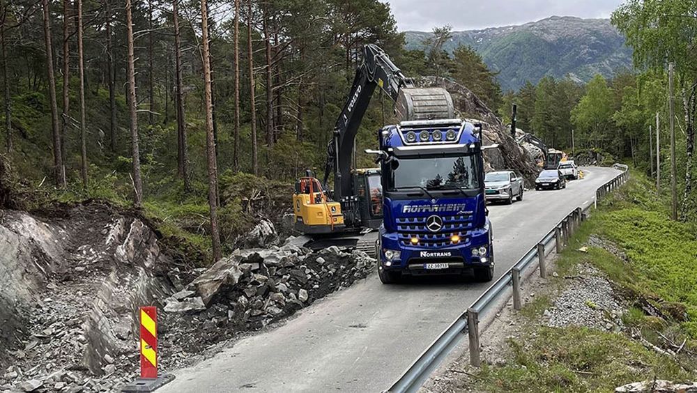 Mellom Andås og Masfjordnes på fv. 570 har fylkeskommunen gjort flere mindre utbedringer, som her med breddeutvidelse av den smale vestlandveien. 