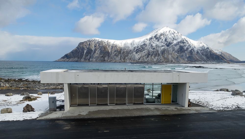 Byggearbeider på Brunstranda i Flakstad på Nasjonal turistveg Lofoten.