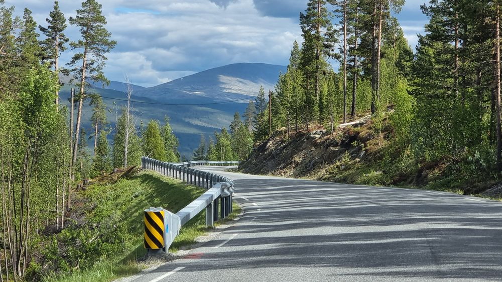 Dette veistyukket i Innlandet fylkeskommune har fått rekkverk etter Strandvik Haugvik sitt forskningsarbeid