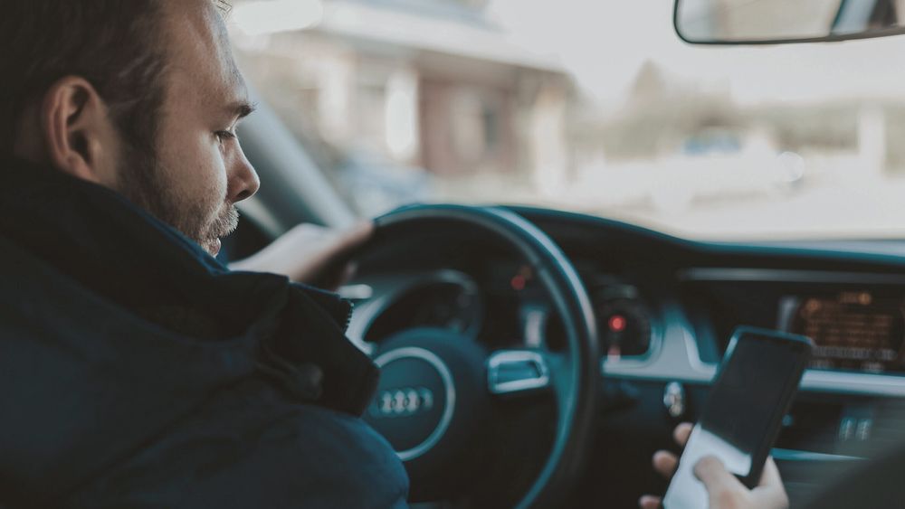 Å drive med andre aktiviteter bak rattet enn å kjøre bilen, er ulykkesfremkallende, advarer vegdriektør Ingrid Dahl Hovland