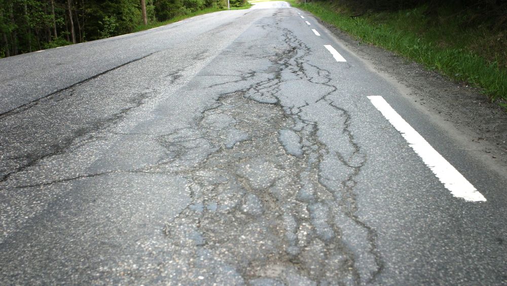 Norske veier er så dårlige at de skader bilparken, hevder fagsjef for motor i Frende Forsikring, Roger Ytre-Hauge