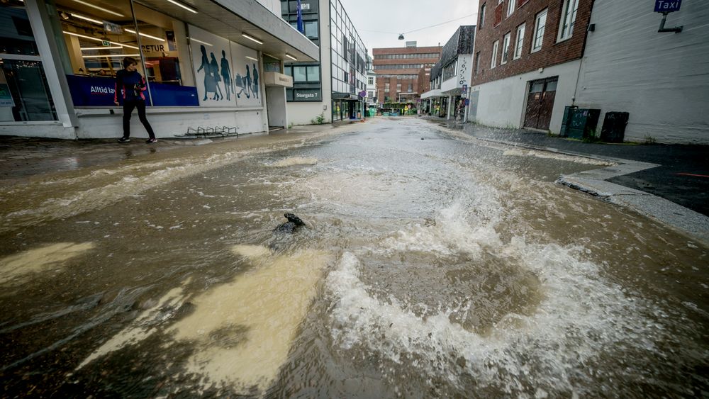 Fra Gjøvik sentrum tidligere i sommer, da kraftig regnvær gjorde at vann fosset ut av kumlokkene.