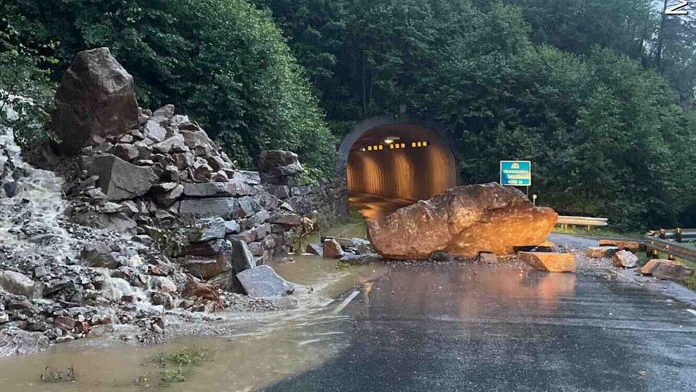 Steinen som har stengt Viketunnelen på fylkesvei 191 i Molde kommune i formiddag er nå fjernet, og trafikken kan igjen gå gjennom tunnelen.