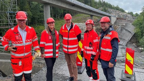 Slik gikk det da den gamle E16-brua over Isielva ble sprengt