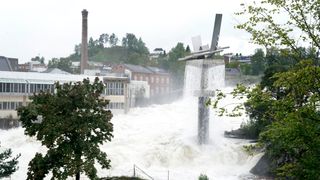 Fossen i sentrum av Hønefoss onsdag. Vannføringen var mye større torsdag morgen, ifølge Ringerikes Blad.