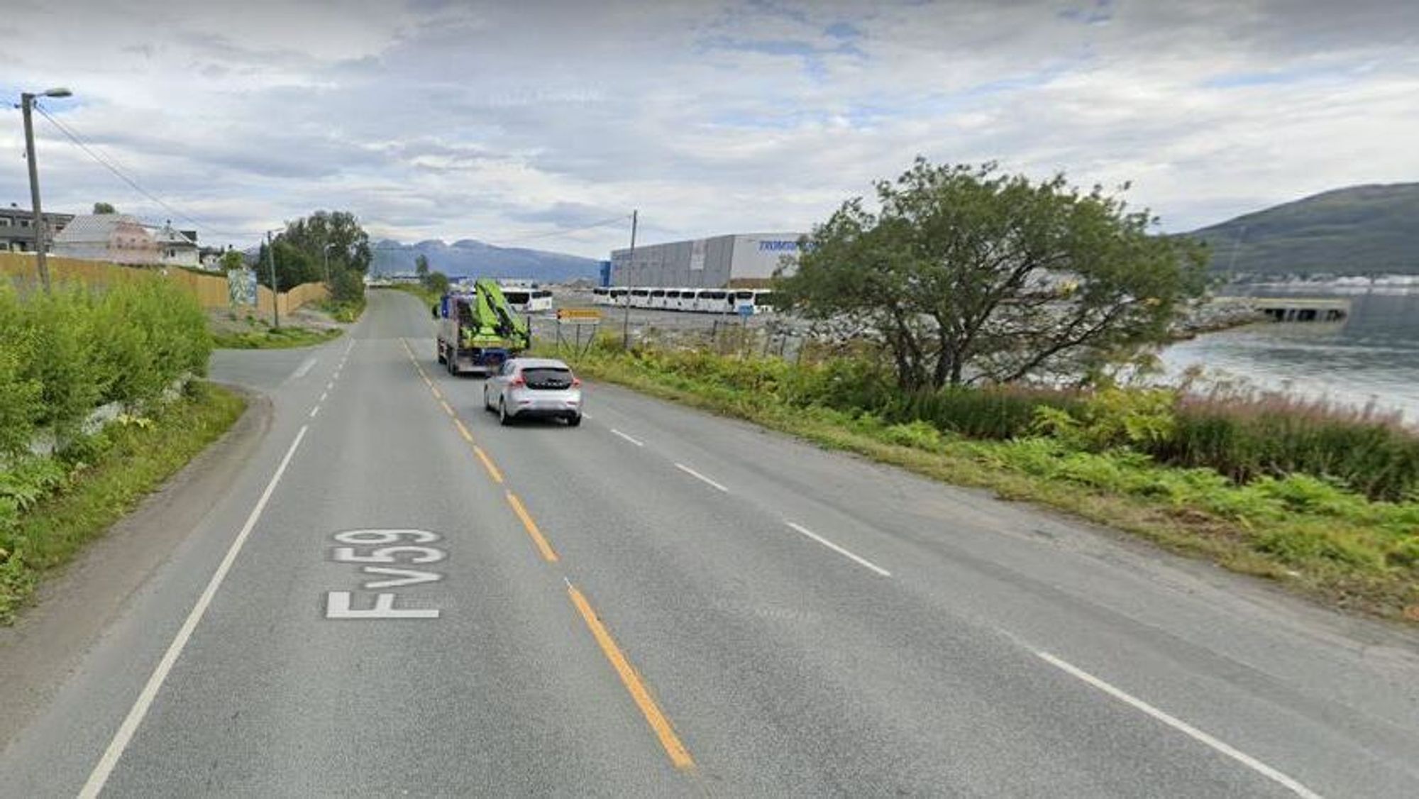 Dagens noe slitne fylkesvei skal rustes opp og bli kommunal vei øremerket for busser, syklende og gående når nyveien er ferdig bygd.