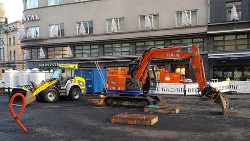 Her er elektriske anleggsmaskiner på jobb på en byggeplass i Oslo. Fordelen er mindre støy og mindre forurensing. Nå skal slike maskiner også bli tilgjengelige "offgrid".