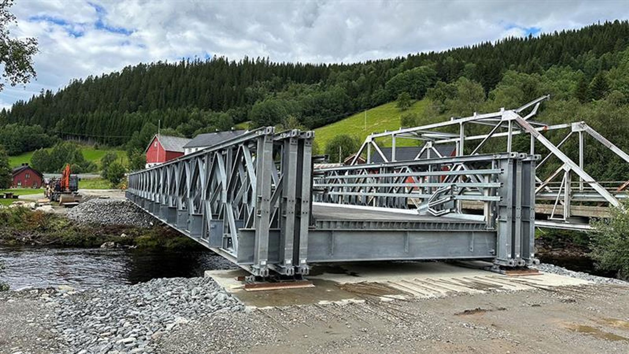 Snart klar til bruk: Den midlertidige Holta bru åpner innen 24. august 2023. Den gamle brua ble så mye skadet etter en påkjørsel 14. juli at bare personbiler har kunnet kjøre over den gamle bru.