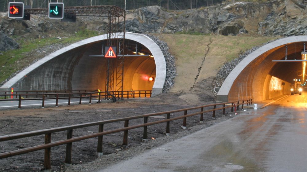 Nymontert cortén-rekkverk ved en av tunnelene på strekningen Gardermoen-Dal. Bildet er tatt i 2011.