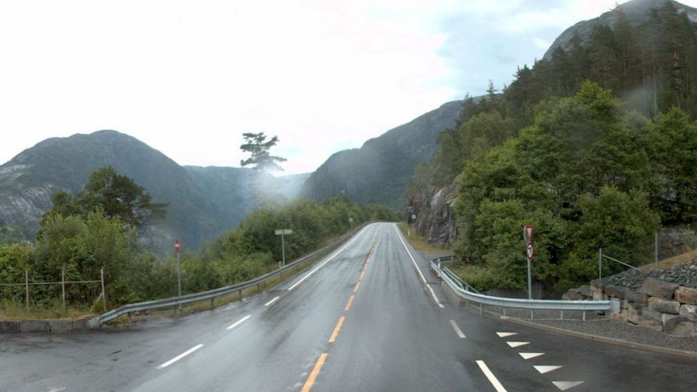 E134 langs Åkrafjorden.