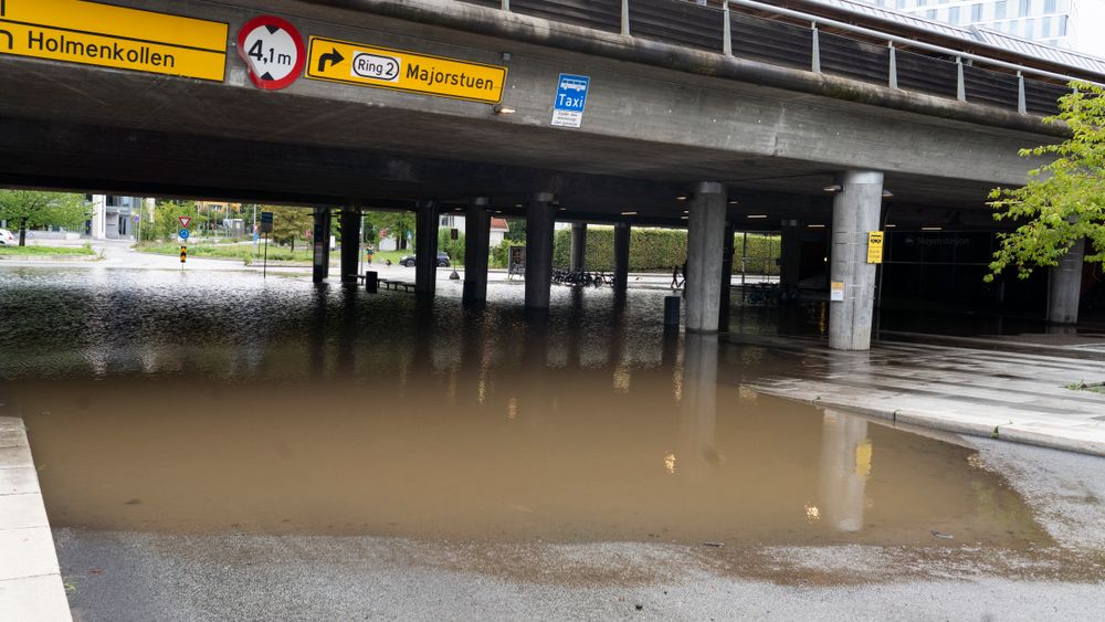 Kraftig regn natt til søndag har ført til lokale oversvømmelser, overvann, vann i kjellere og noen jordskred i store deler av Viken og Oslo.