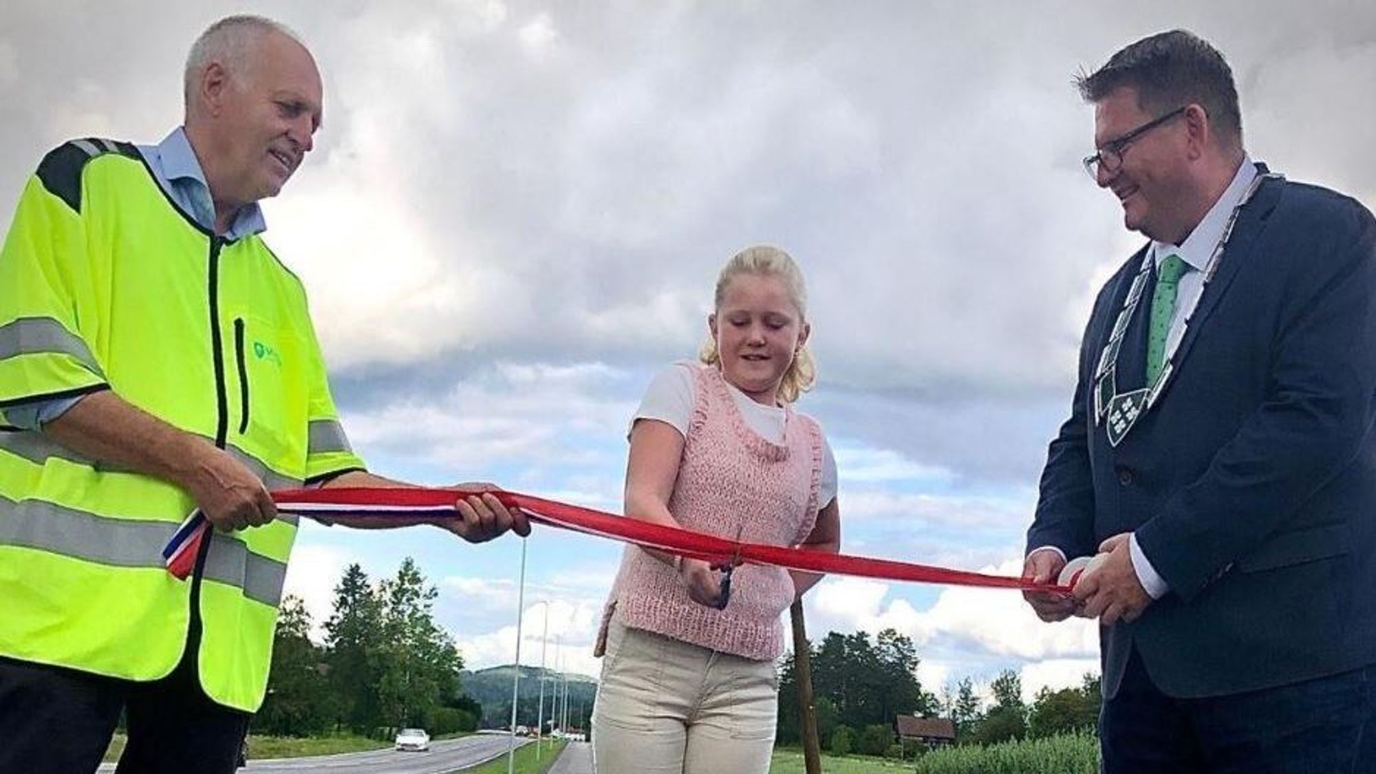Amalie Barbøl åpnet den nye gang- og sykkelveien sammen med fylkesråd Olav Skinnes og ordfører Hans Kristian Solberg i Enebakk kommune. 
