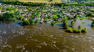 Flere boliger i Hokksund står mandag i vann etter at Drammenselva har gått over sine bredder. 