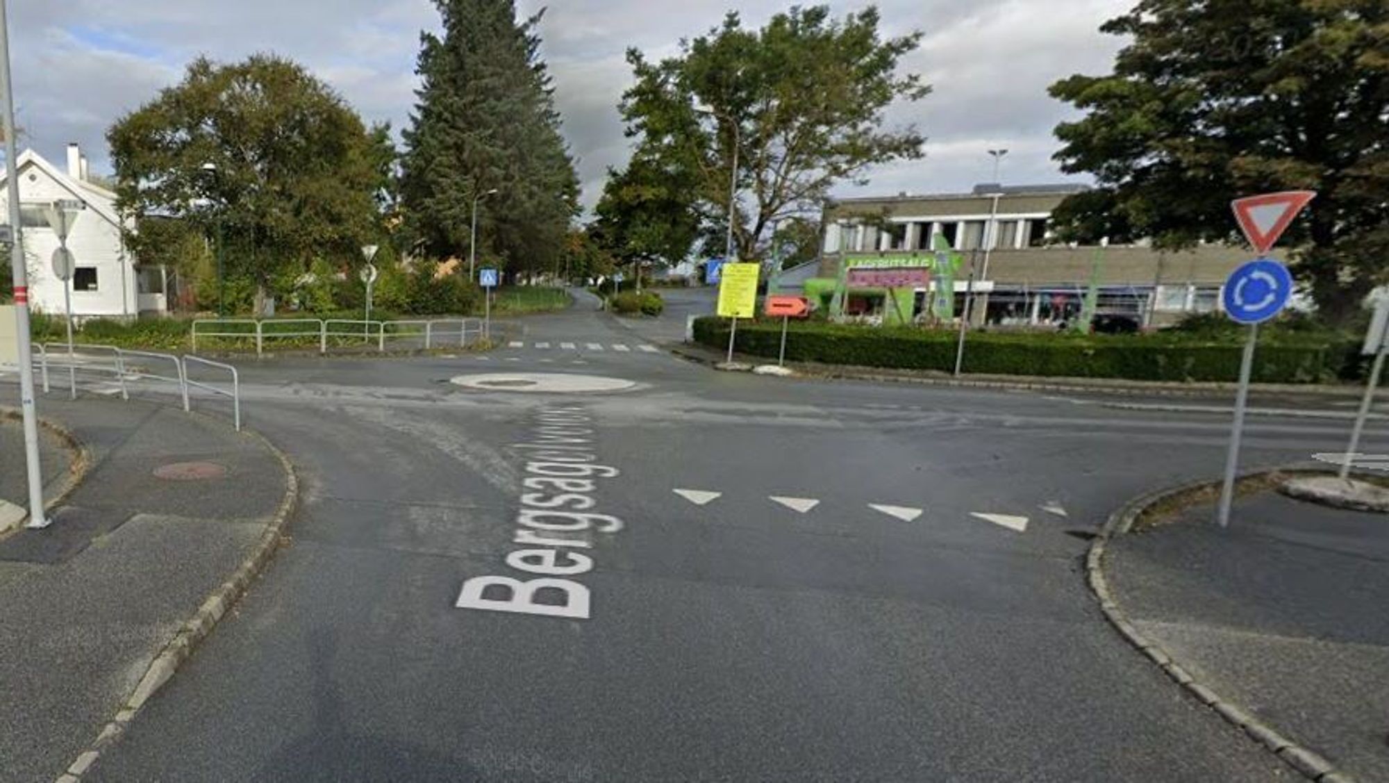 Bergsagelveien der den krysser Sandvikveien i dag.