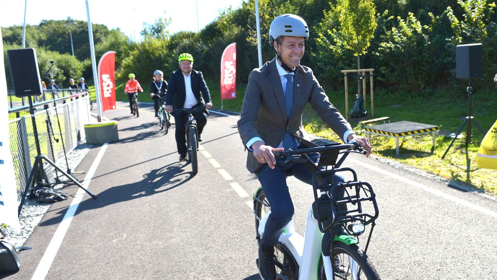Daværende samferdselsminister Knut Arild Hareide under åpningen av strekningen fra Jåttå til kommunegrensen mellom Stavanger og Sandnes høsten 2020. Bak sykler Vegvesenets Kjell Inge Davik.
