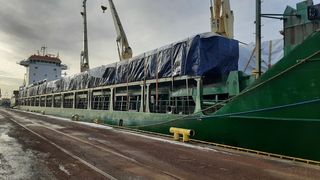 Oslo Wave 3 ved kai i Hamina i Finland etter ulykken der ett av mannskapet ble blåst ut over skutesiden da et vindkast fikk tak i en presenning. 