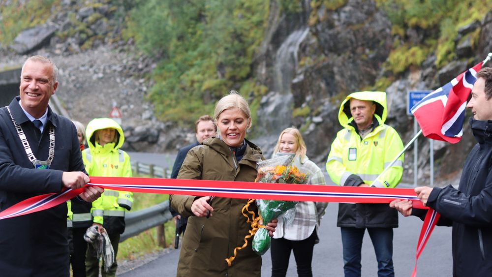 -Å kjøre på Senja nå er noe helt annet enn for kort tid siden, sa  fylkesrådsleder Kristina Torbergsen (Ap) da åpningen av Svarthollatunnelen, Skjærselva og Pumpeneset på fv. 862 ble markert.