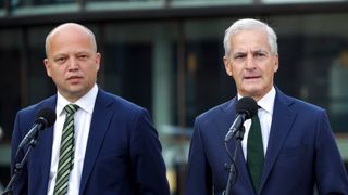 Finansminister Trygve Slagsvold Vedum (Sp) (t.v.) og statsminister Jonas Gahr Støre (Ap) har fått stortingsflertallet med seg på en grunnrenteskatt for oppdrettsnæringen. Nå står slaget om hvordan skattegrunnlaget skal beregnes. Regjeringen vil legge fram et forslag om et normprisråd.