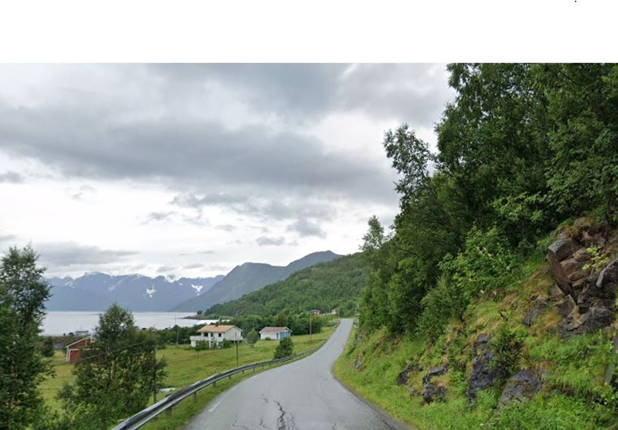 Fylkesvei 882 går langs Øksfjorden i Loppa kommune, en strekning som har mange svært rasfarlige punkter.