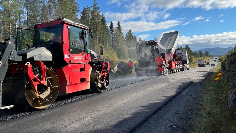 Statens vegvesen har kommet langt i å kutte CO2-utslipp fra asfalt. Nå skjerpes kravene i øvrig drift, vedlikehold og utbedring av vei.