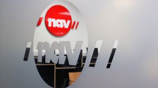 EN Nav-logo i en glassdør og en annen Nav-logo på veggen bak