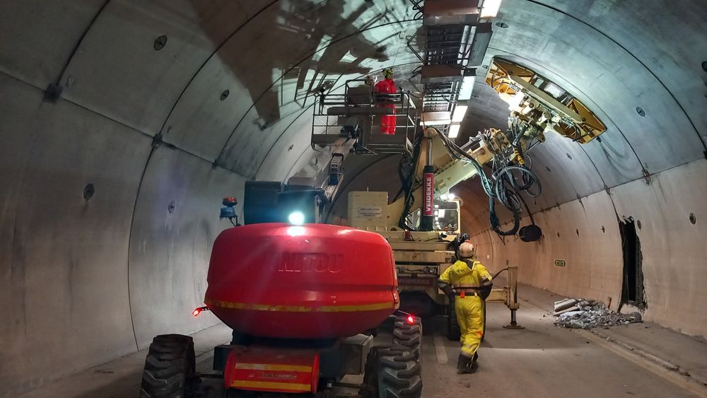 For å få byttet ut de skadde veggelementene i Nøstvettunnelen, må først flere takelementer fjernes – en omfattende reparasjonsjobb.
