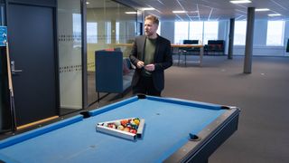 Ole Petter Saxerud foran et billiardbord på kontoret å Økern i Oslo