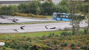 STENUNGSUND, SVERIGE 20230923.  E6 ved Stenungsund er stengt i begge retninger etter at vedvarende regn har forårsaket et stort synkehull som flere personbiler og en buss kjørte i. Tre personer skal være skadd.