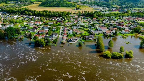 Drammenselvas nedbørsfelt er på over 17 000 kvadratkilometer, inkludert store deler av Innlandet og gamle Buskerud fylke. I august traff vannmengdene en rekke boliger i Hokksund (bildet).